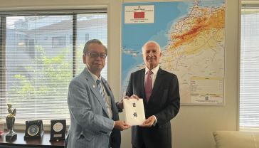 Mayo of Bizen presents Ambassador Bouhlal with a donation to support Morocco’s efforts to recover from the aftermath of the Al-Haouz earthquake.