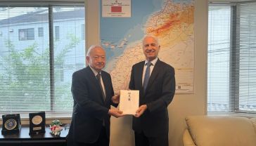 Mr. NAGAOKA presents Ambassador Bouhlal with a donation to support Morocco’s efforts to recover from the aftermath of the Al-Haouz earthquake.